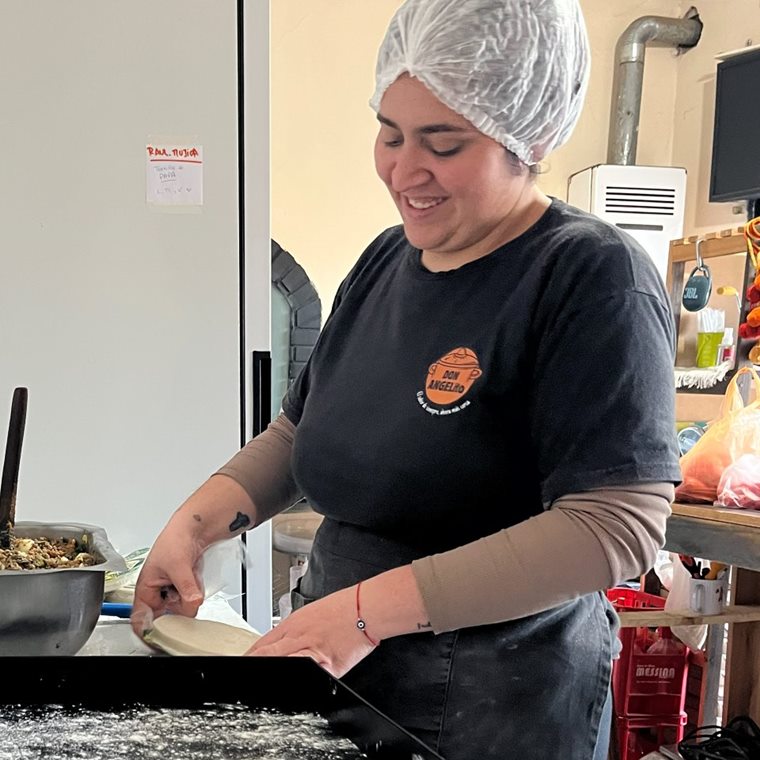 Integrante del equipo de Don Angelito preparando viandas en la cocina
