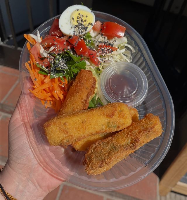 Vianda de bastones de polenta con ensalada fresca