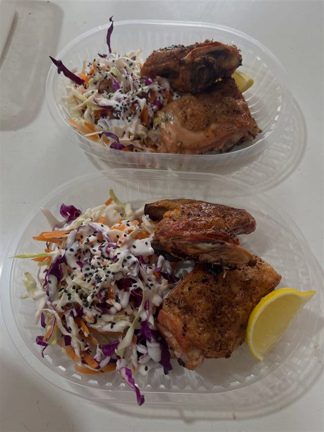 Dos viandas de pollo al horno con ensalada de repollo y limón