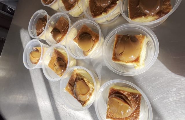 Postres caseros en vasitos listos para las viandas