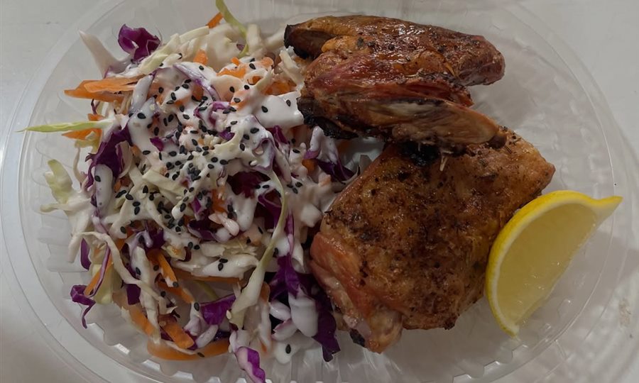 Pollo al horno con ensalada de repollo, zanahoria y limón