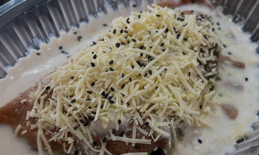 Panqueques rellenos con salsa blanca, queso gratinado y semillas de sésamo